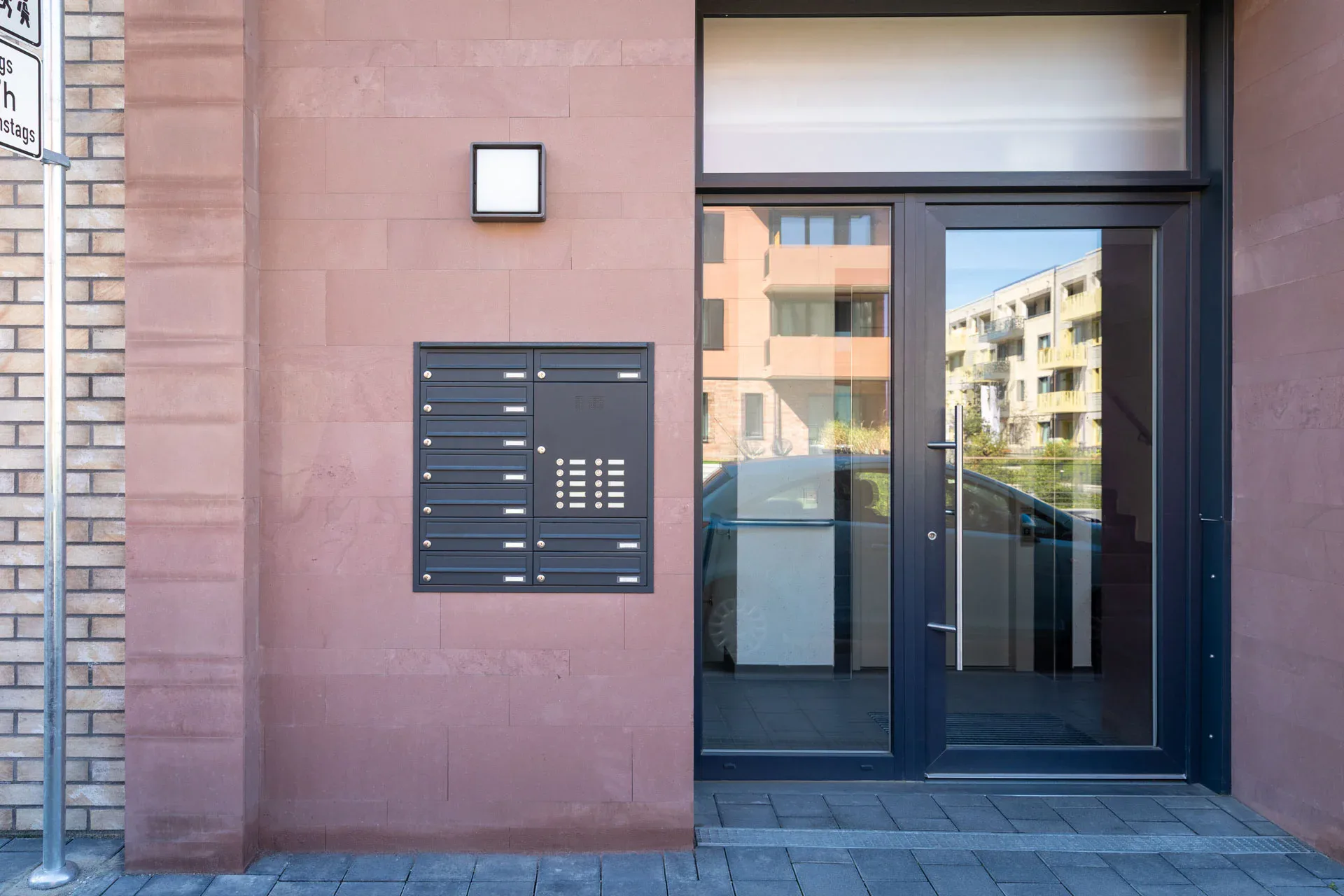 KNOBLOCH-Briefkastenanlage am Eingang eines Wohnhauses in Mainz