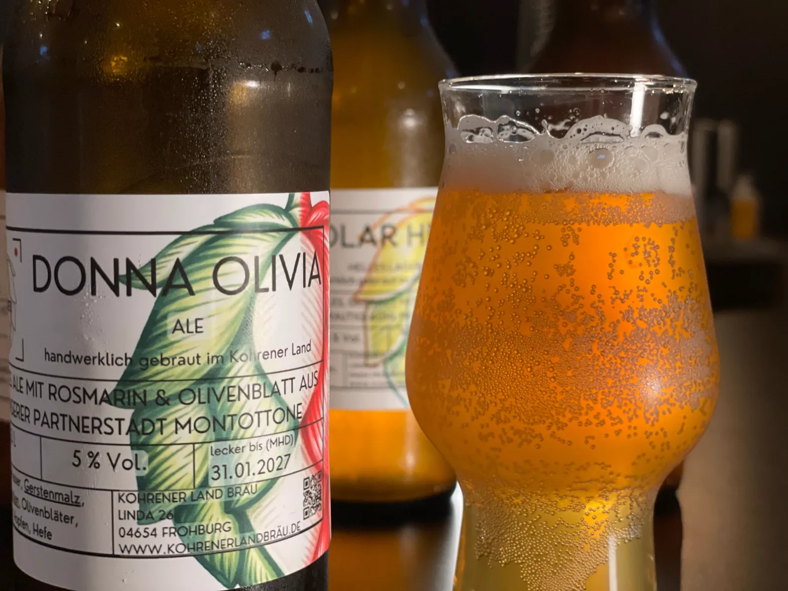 Flasche Donna Olivia Ale neben einem gefüllten Glas
